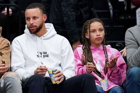 riley curry enjoying the basketball game at standford college