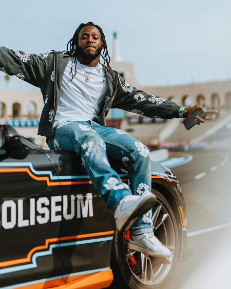 alvin kamara enjoying nascar event