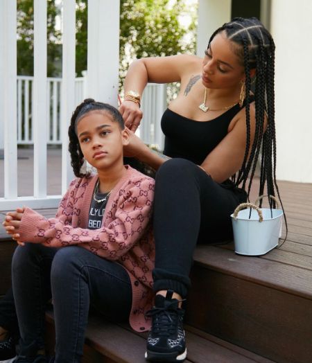 joie chavis tying her daughter hair