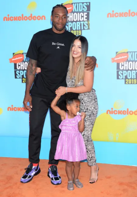 kawhi leonard with his wife kishele shipley and daughter kaliyah leonard during a nickelodean event