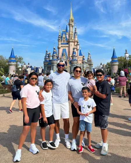 tony finau with his family 