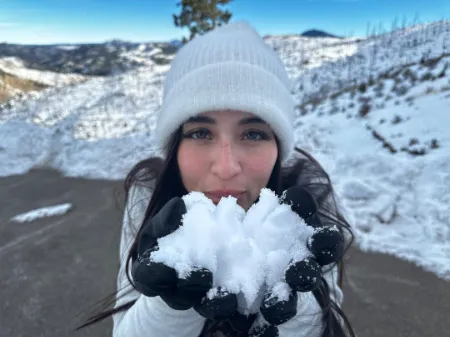 alondra russy playing with snow