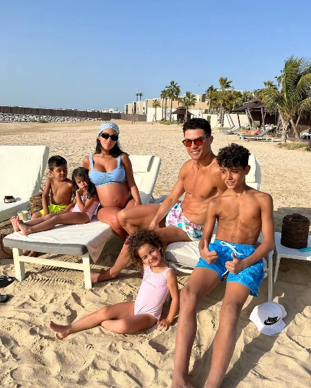 georgina rodriguez and cristiano ronaldo enjoying the holdiay with his family