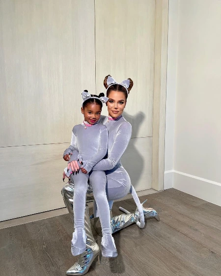 khloe kardashian with her daughter 