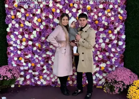 melinza bentacourt and irad ortiz jr along with their daughter