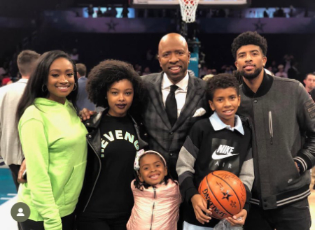 kenny smith with his five children, london, malloy, manique, kayla, and kenny smith jr