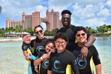 jordanna barrett with her husband shaquil barrett and her children shaquil barrett jr, braylon barrett, aaliyah barrett, and arrayah barrett