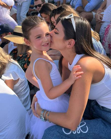 kelly piquet kissing her daugher, penelope kvyat