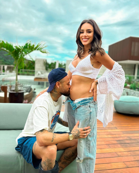 neymar is kissing his wife bruna belly