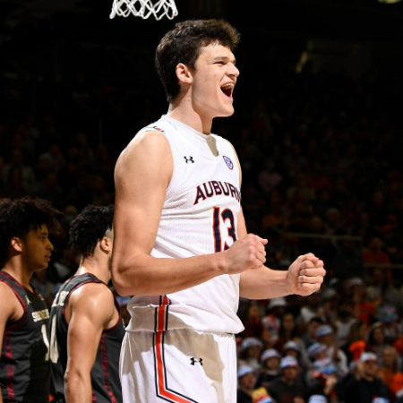 Walker Kessler playing basketball